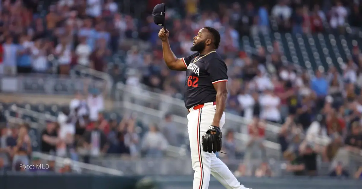 Diego Castillo saludando a la afición tras actuar con Minnesota Twins en Grandes Ligas