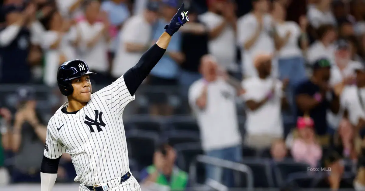 Juan Soto celebra un batazo con New York Yankees