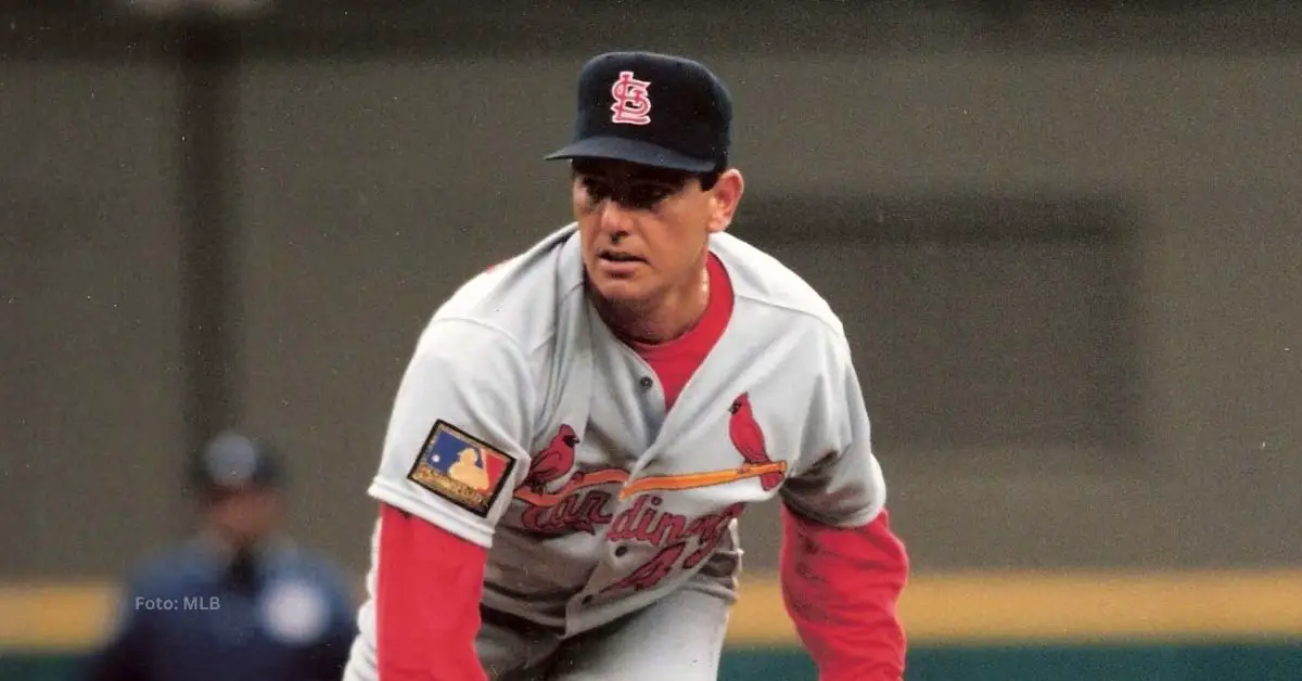 René Arocha con el uniforme de St. Louis Cardinals en MLB