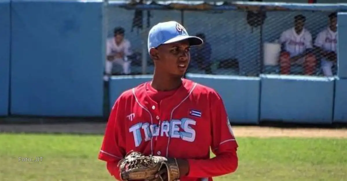 Ediel Ponce lanzando con el uniforme de Ciego de Ávila en el beisbol cubano