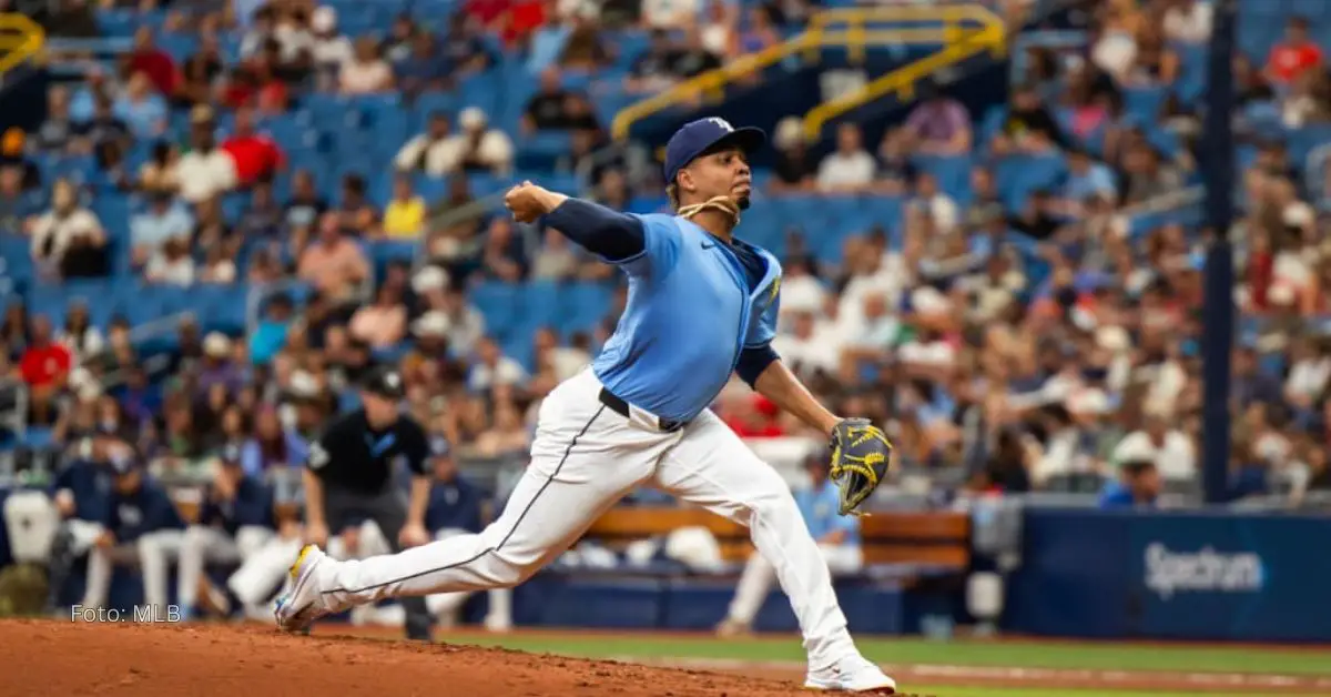 Edwin Uceta lanzando con Tampa Bay Rays