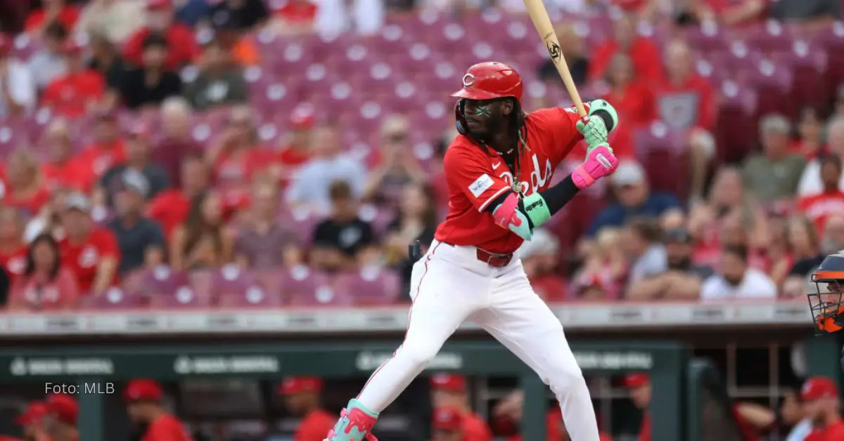 Elly De La Cruz bateando a la zurda con el uniforme de Cincinnati Reds en Grandes Ligas