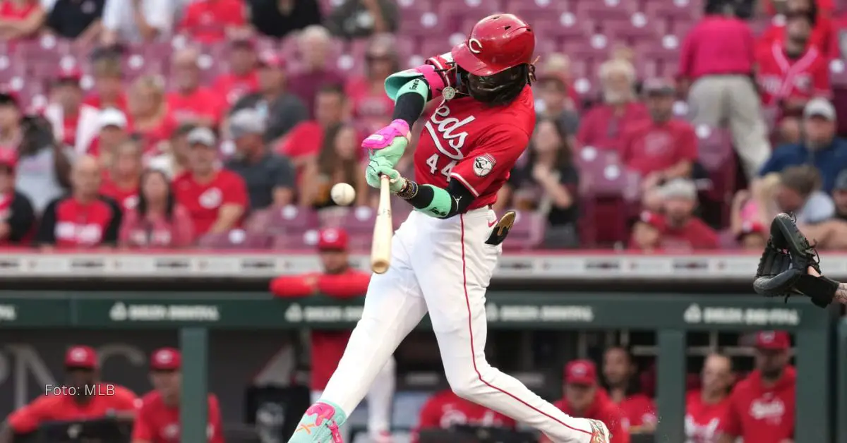 Elly De La Cruz haciendo swing con el uniforme de Cincinnati Reds en MLB