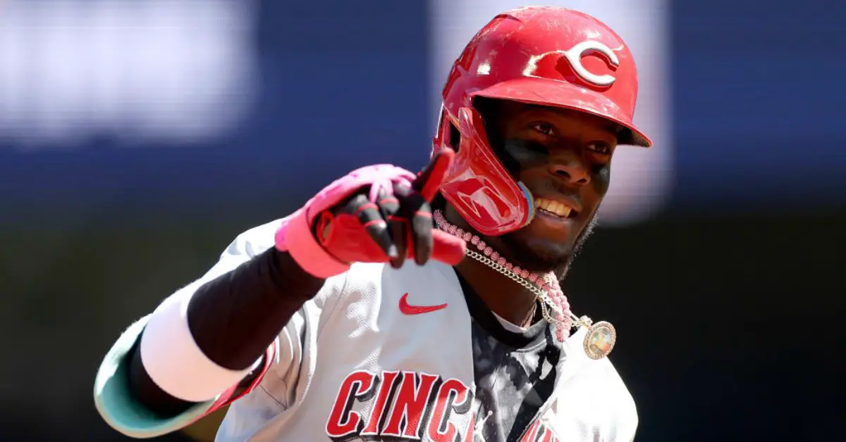 Elly De La Cruz celebra batazo con Cincinnati Reds