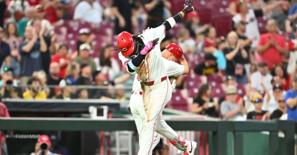 Elly De La Cruz celebrando jonrón en MLB con Cincinnati Reds