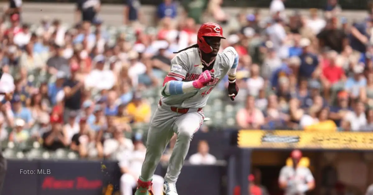 Elly De La Cruz corriendo las bases en MLB con el uniforme de Cincinnati Reds