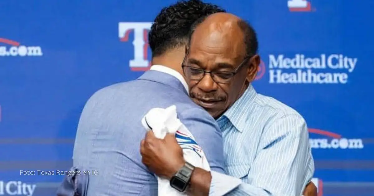 Elvis Andrus abrazando a un miembro de la organización de Texas Rangers durante su discurso de retiro