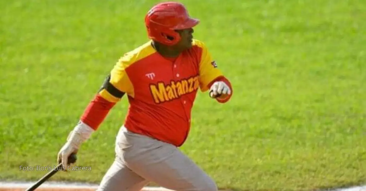 Ariel Sánchez haciendo swing con el uniforme de Matanzas que representó al equipo Cuba en Barcelona