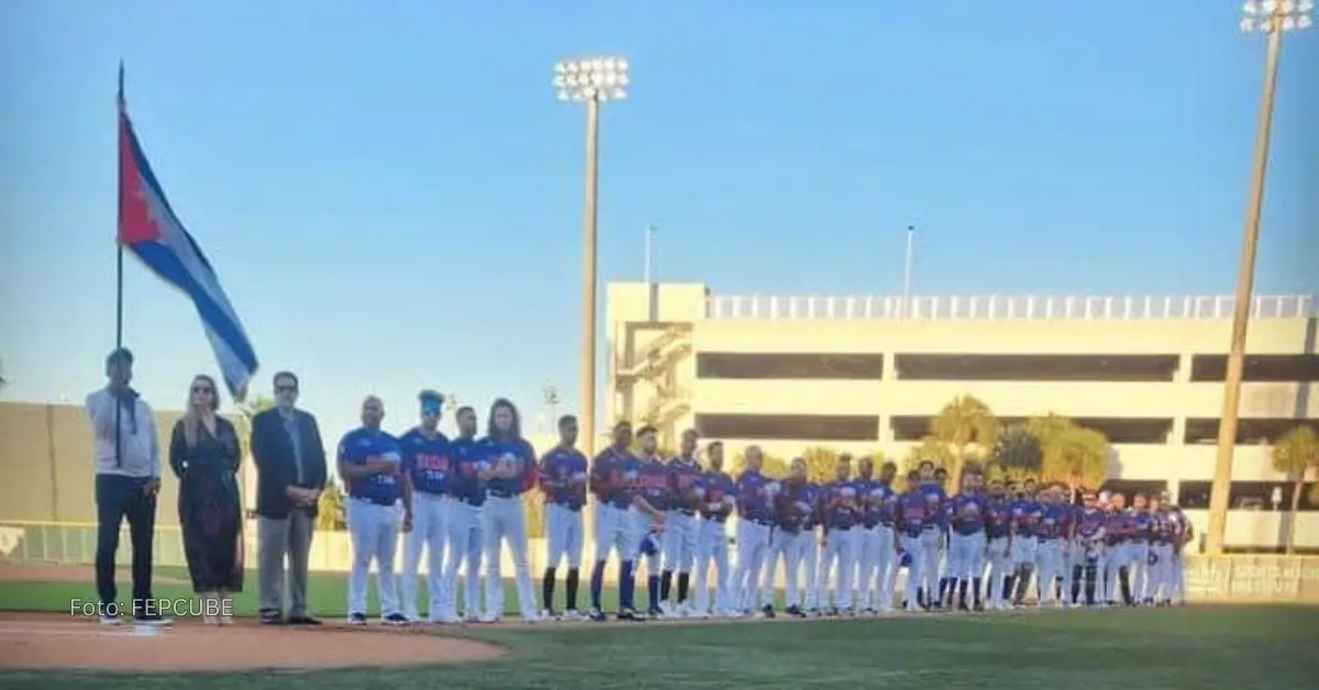 Equipo Fepcube con jugadores MLB cantando el Himno de Bayamo con la Bandera de la Estrella Solitaria