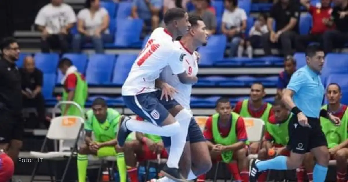 Jugadores del equipo Cuba celebrando un gol