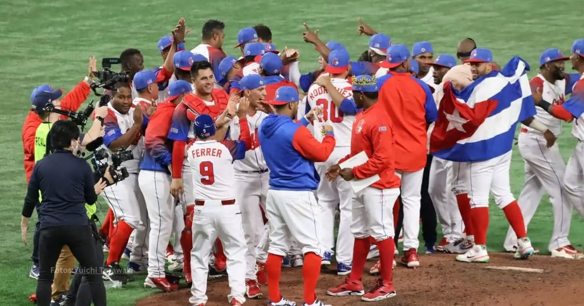 Equipo Cuba celebrando su clasificación en el V Clásico Mundial de Beisbol