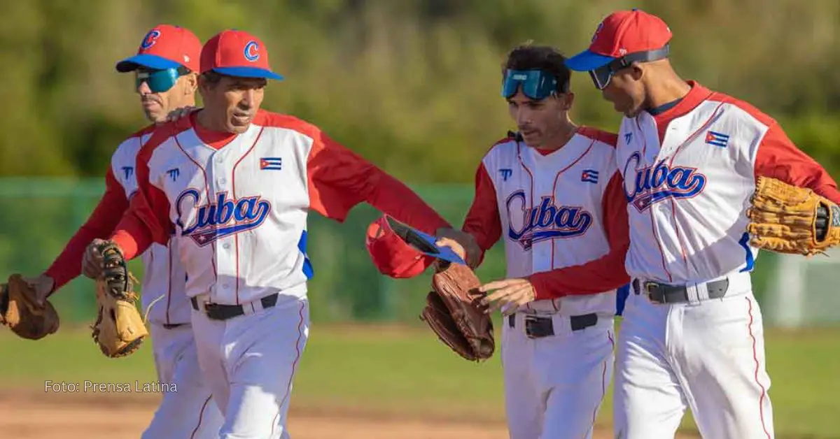 Cuatro jugadores del equipo Cuba de beisbol para invidentes luego de realizar una jugada retirándose hacia el banco