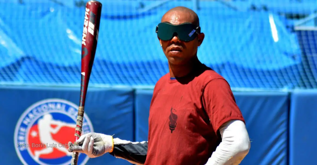 Jugador del equipo Cuba de beisbol para invidentes con un bate en su mano derecho