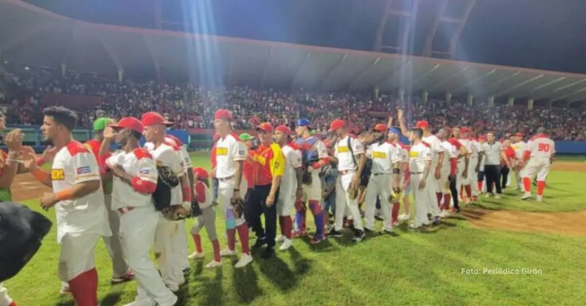 Equipo de Cocodrilos de Matanzas celebrando un triunfo