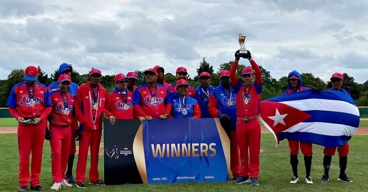 Equipo Cuba de invidentes levantando el titulo de campeón