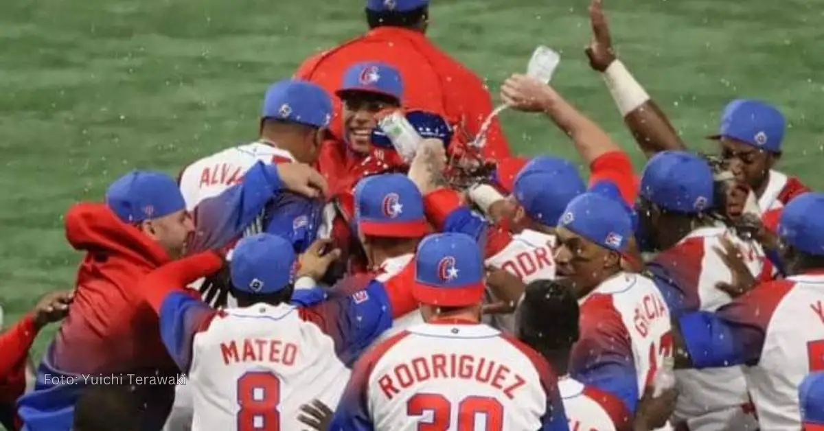 Equipo Cuba celebrando victoria en Clásico Mundial y tendrán Premios Metálicos del Premier 12