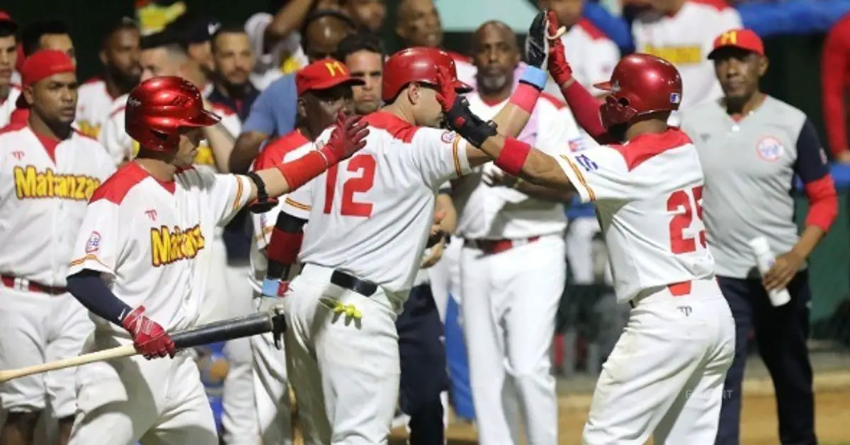 Equipo de Matanzas celebrando tras fabricar carreras