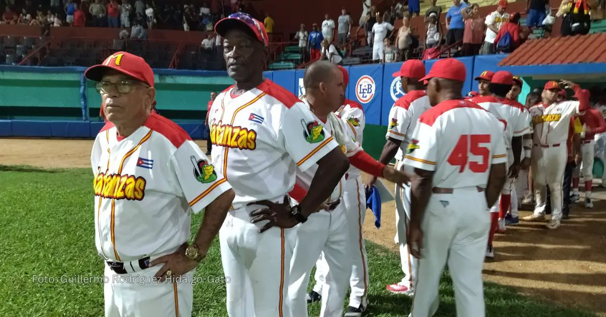 Armando Ferrer y sus entrenadores, que también comandarán al equipo Cuba, en un juego de la Liga Élite