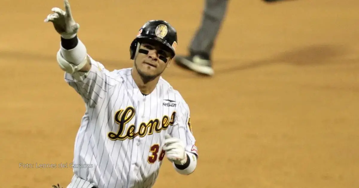 Fleix Perez bateando con Leones del Caracas en la Liga Venezolana de Beisbol Profesional