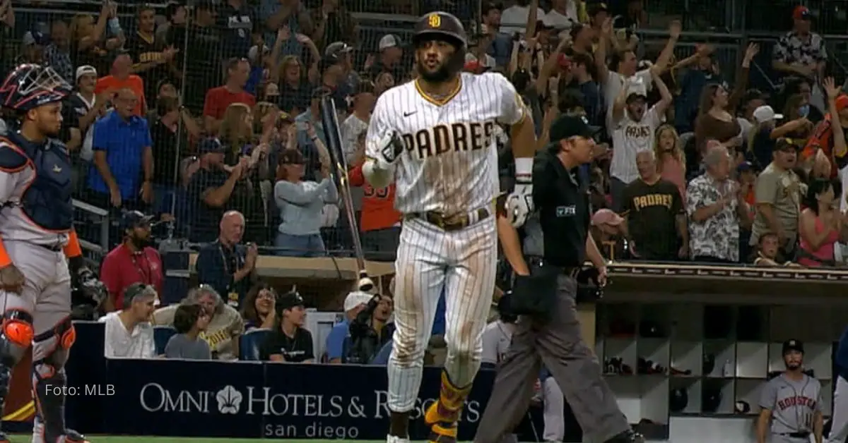 Fernando Tatis Jr soltando el bate luego de conectar la bola con el uniforme de San Diego Padres