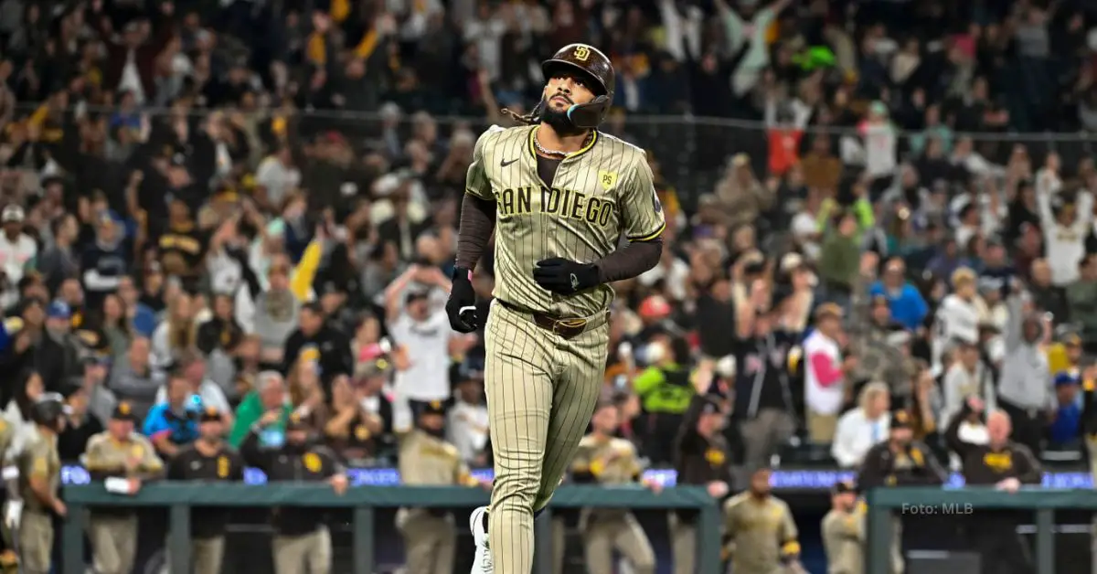 Fernando Tatis Jr. trotando por las bases tras conectar cuadrangular con San Diego Padres