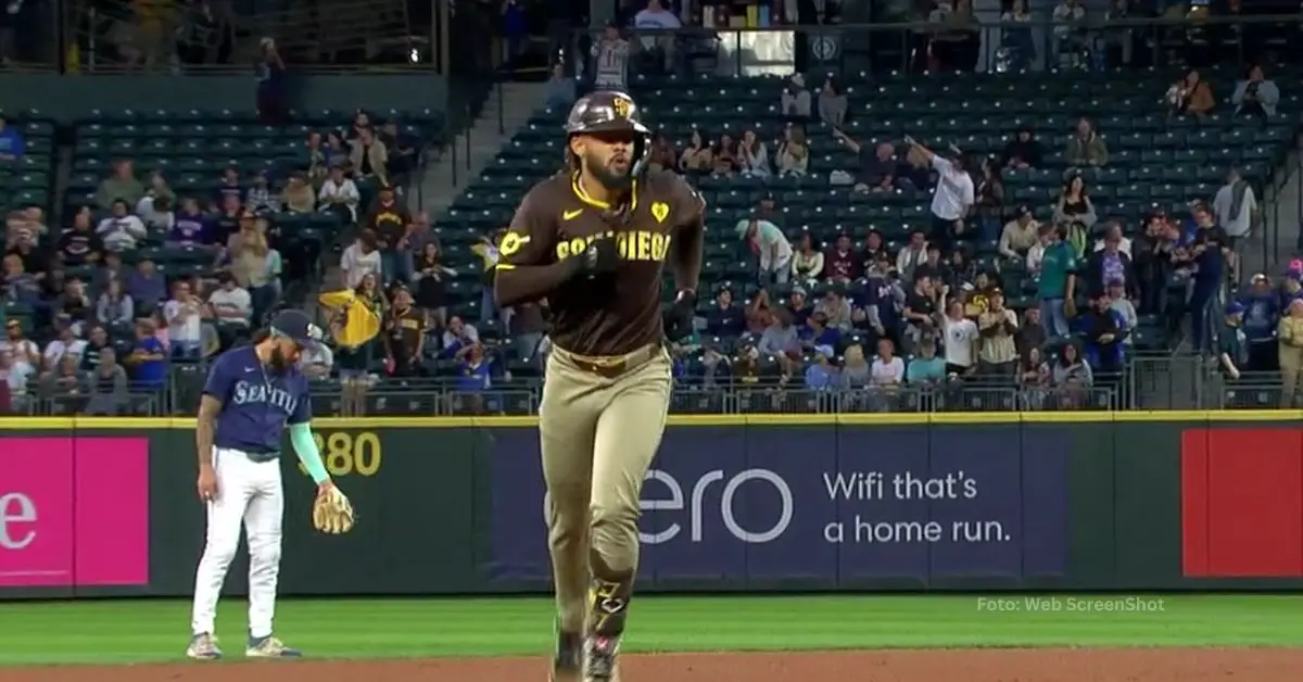 Fernando Tatis Jr. pasando por la antesala tras jonrón con San Diego Padres