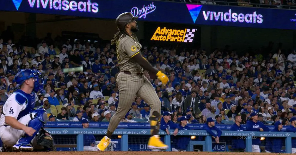 Fernando Tatis Jr. observando su cuadrangular ante Los Angeles Dodgers