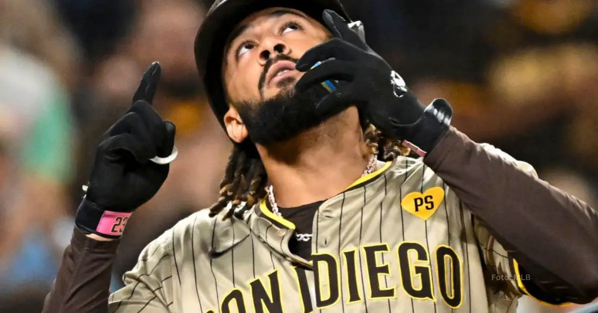 Fernando Tatis Jr. señalando el cielo tras conectar jonrón con San Diego Padres