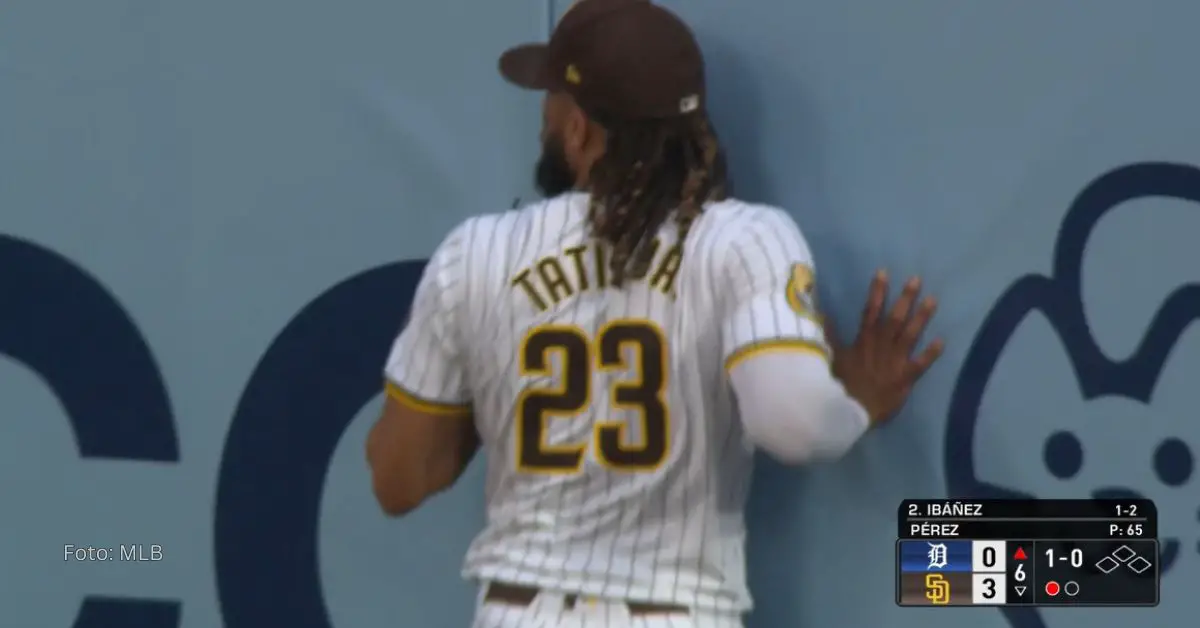 Fernando Tatis Jr. fildeando en Petco Park.