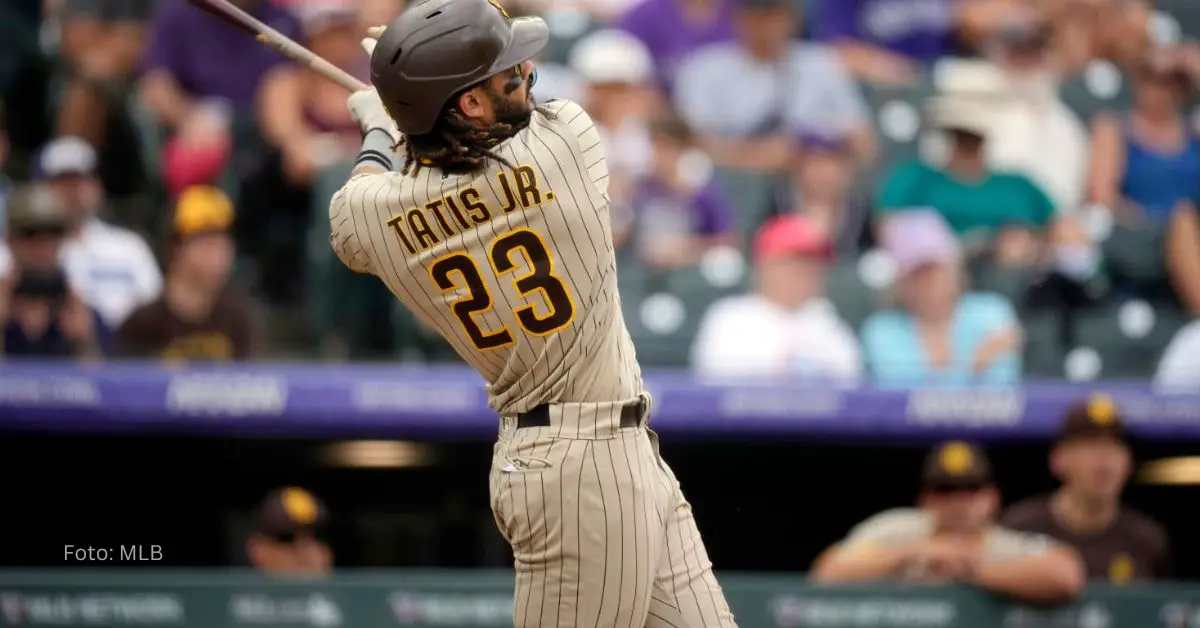 Fernando Tatis Jr haciendo swing de jonrón con San Diego Padres en MLB