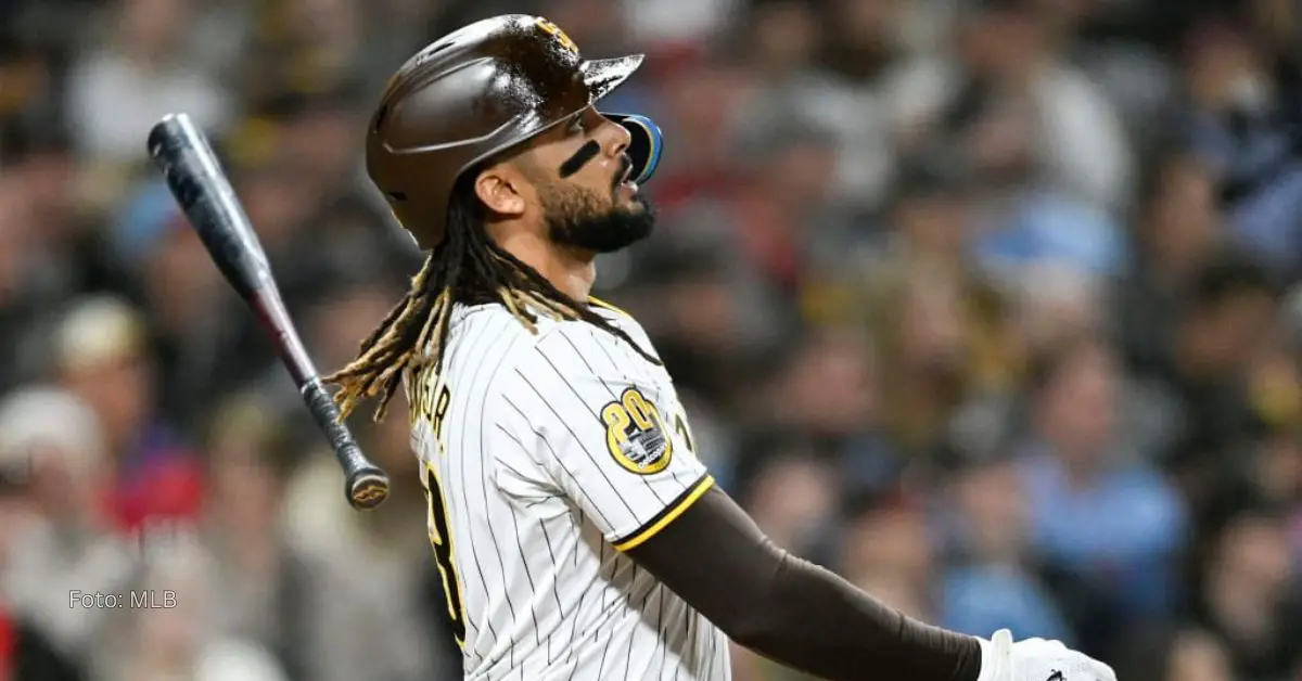 Fernando Tatis Jr observando un jonrón en MLB con San Diego