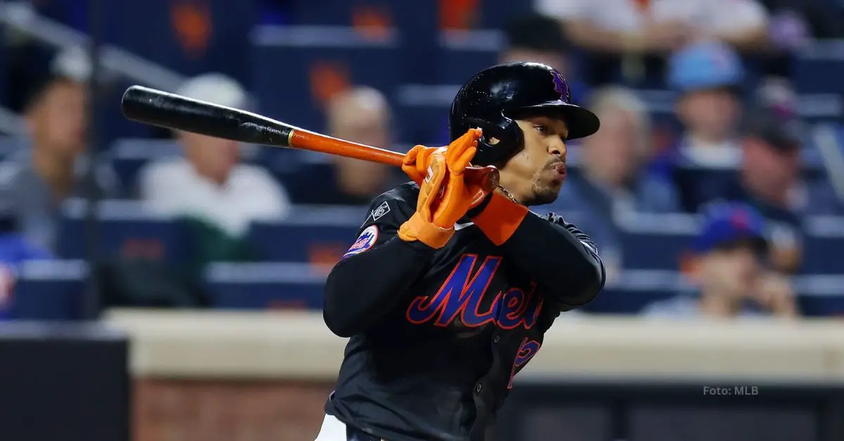 Francisco Lindor haciendo swing en un turno con New York Mets