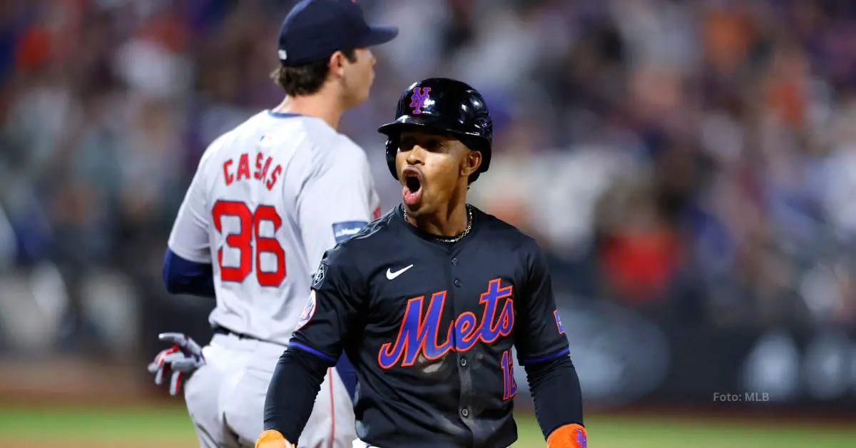 Francisco Lindor grita y celebra con su dugout tras llegar a la base