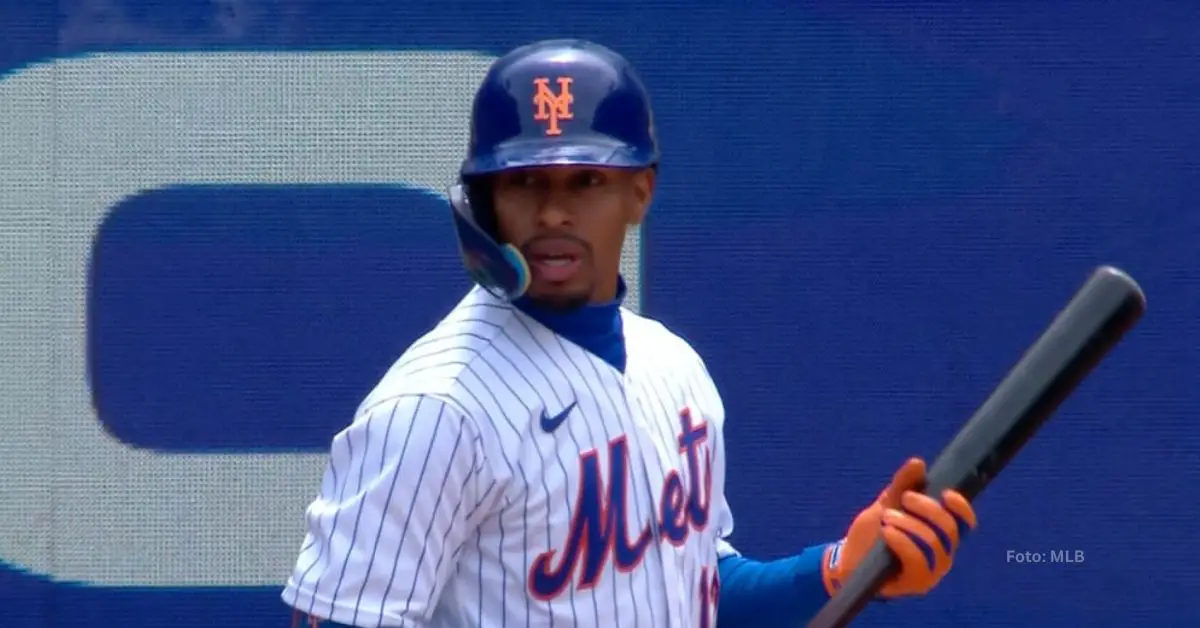 Francisco Lindor tomando turno con Mets