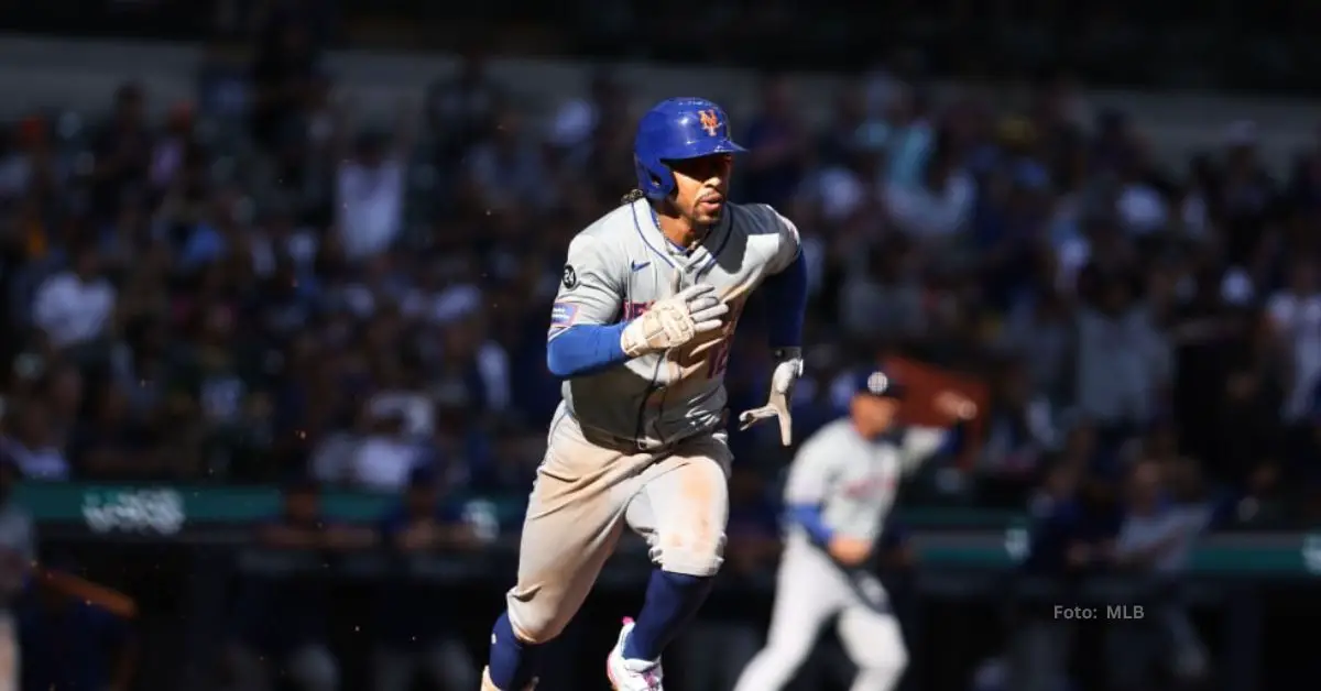 Boricua Francisco Lindor corriendo tras conectar sencillo con New York Mets