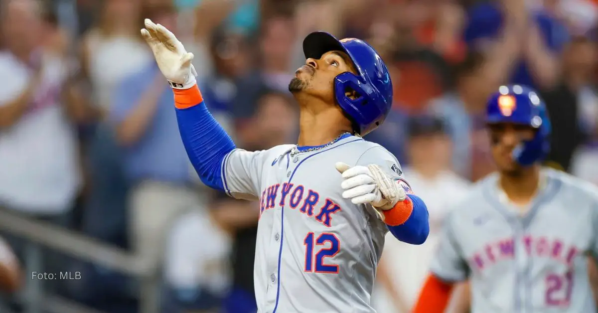 Francisco Lindor mirando al cielo y celebrando un jonrón con New York Mets