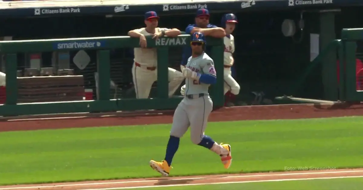 Francisco Lindor corriendo a la inicial con New York Mets