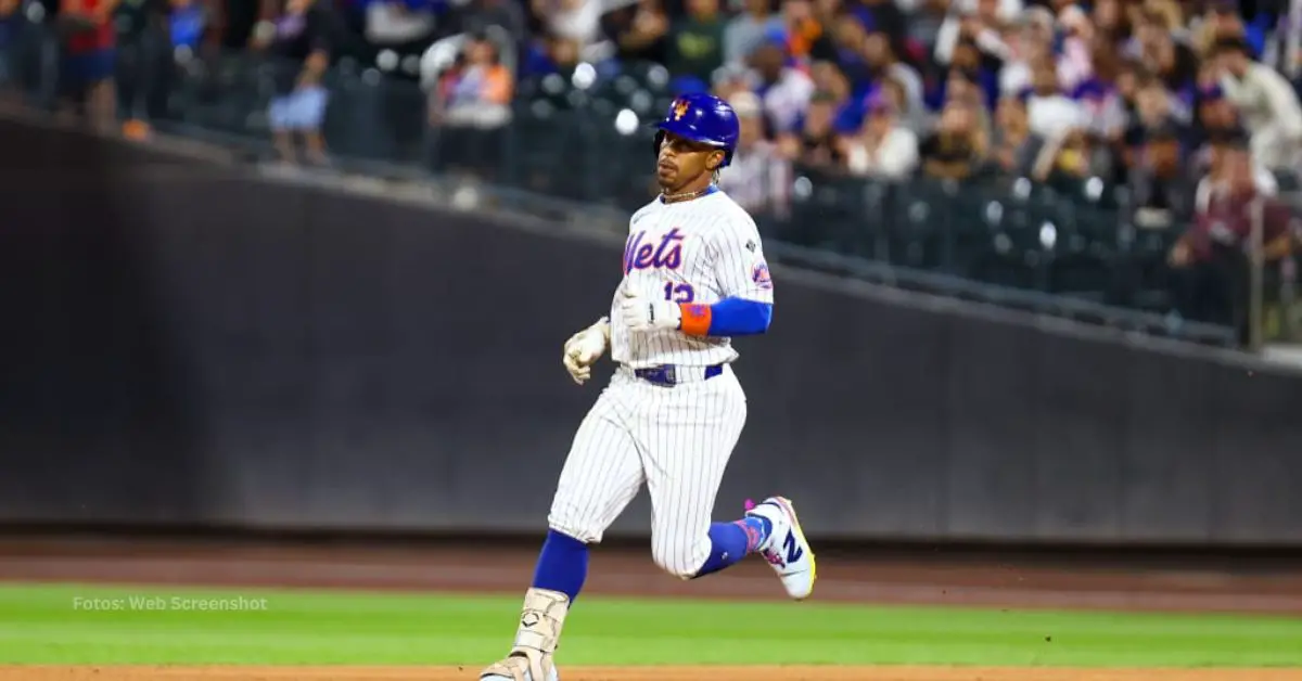 Francisco Lindor corriendo tras batazo con Mets