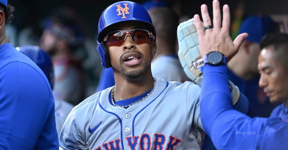 Francisco Lindor celebrando en el dugout de New York Mets tras anotar en carrera