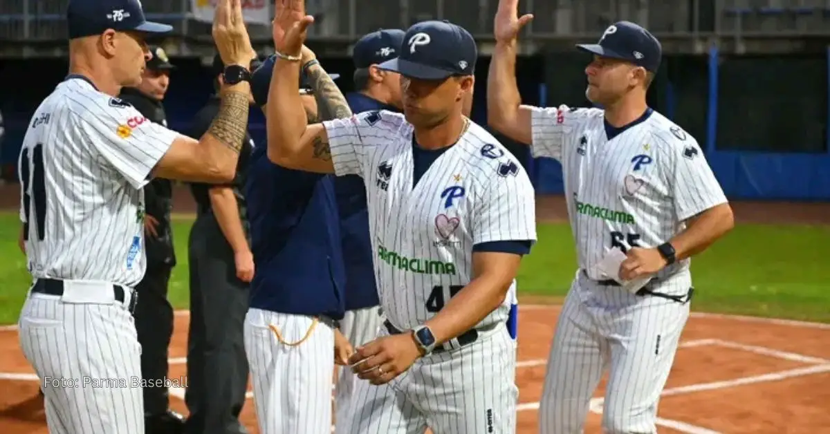 Frank Camilo Morejón saludando a sus compañeros de dirección durante un juego de su equipo Parma Baseball en la Liga Italiana