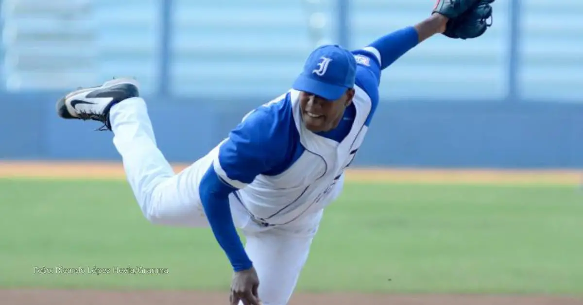 Frank Montieth realizando movimientos de lanzar con Industriales en la Serie Nacional