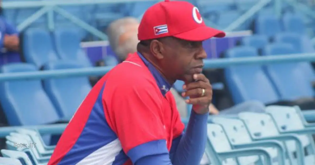 Germán Mesa pensativo con el uniforme del equipo Cuba en el estadio Latinoamericano