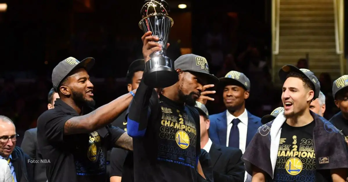 Kevin Durant levantando el trofeo MVP de las finales de la NBA con Golden State