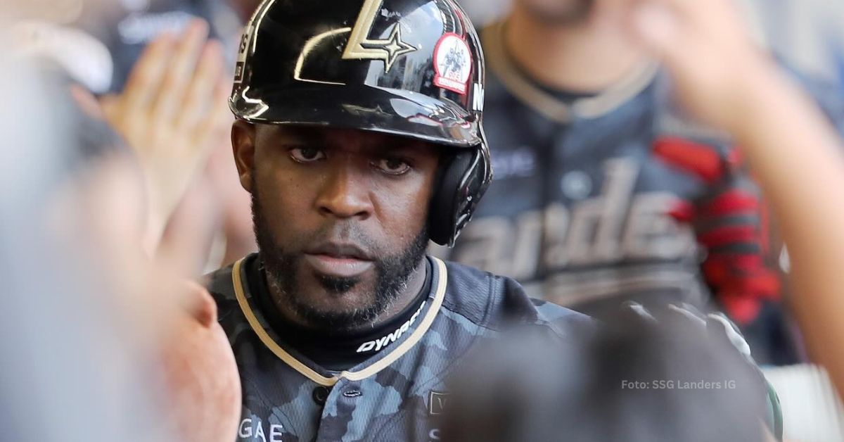 Guillermo Heredia celebra en el dugout de SSG Landers tras anotar en carrera