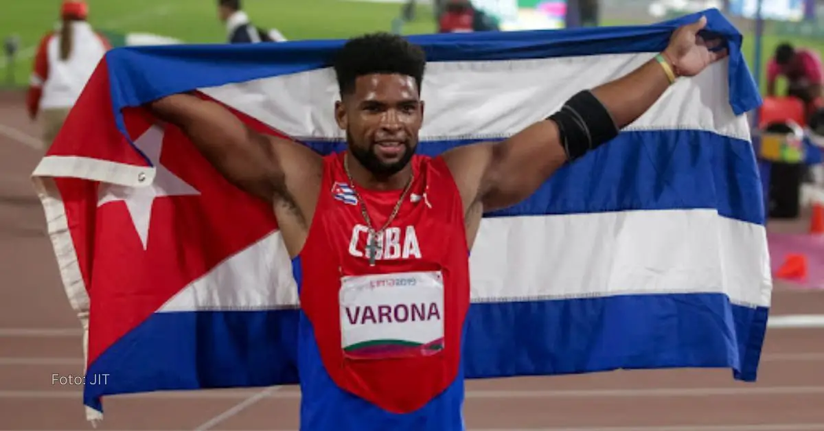 El cubano lanzador de la jabalina en Juegos Paralímpicos, Guillermo Varona, con la bandera de Cuba