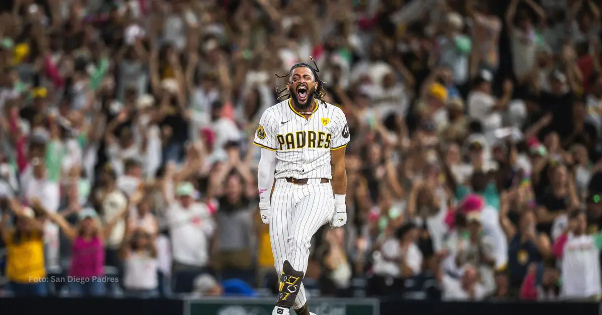 Fernando Tatis Jr. celebrando luego del walk off con San Diego