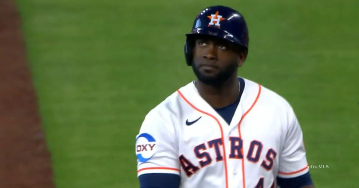 Yordan Alvarez caminando tras fallar en un turno con Houston Astros