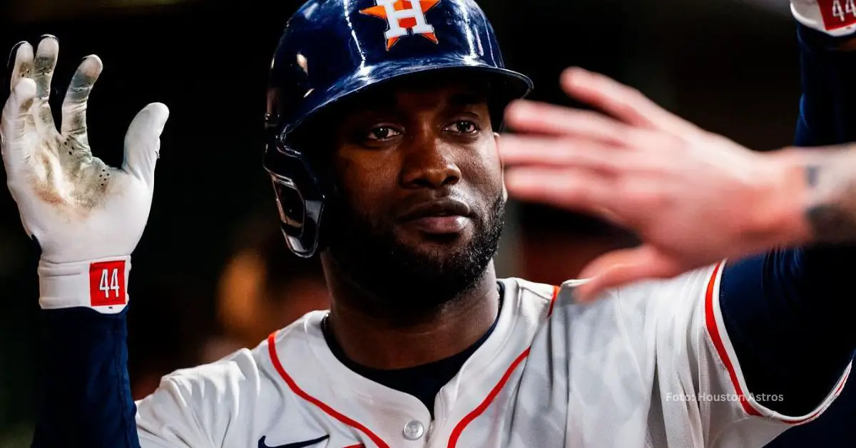 Yordan Alvarez celebrando en el dugout de Houston Astros tras anotar en carrera