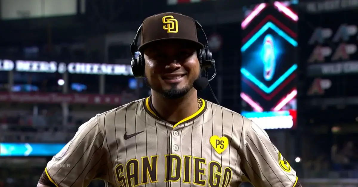 Luis Arráez dando declaraciones San Diego Padres