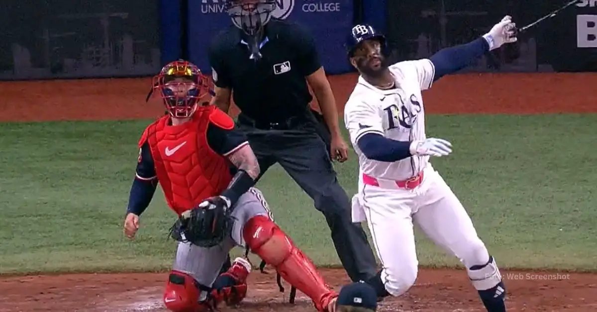 Yandy Díaz haciendo swing con el uniforme de Tampa Bay Rays